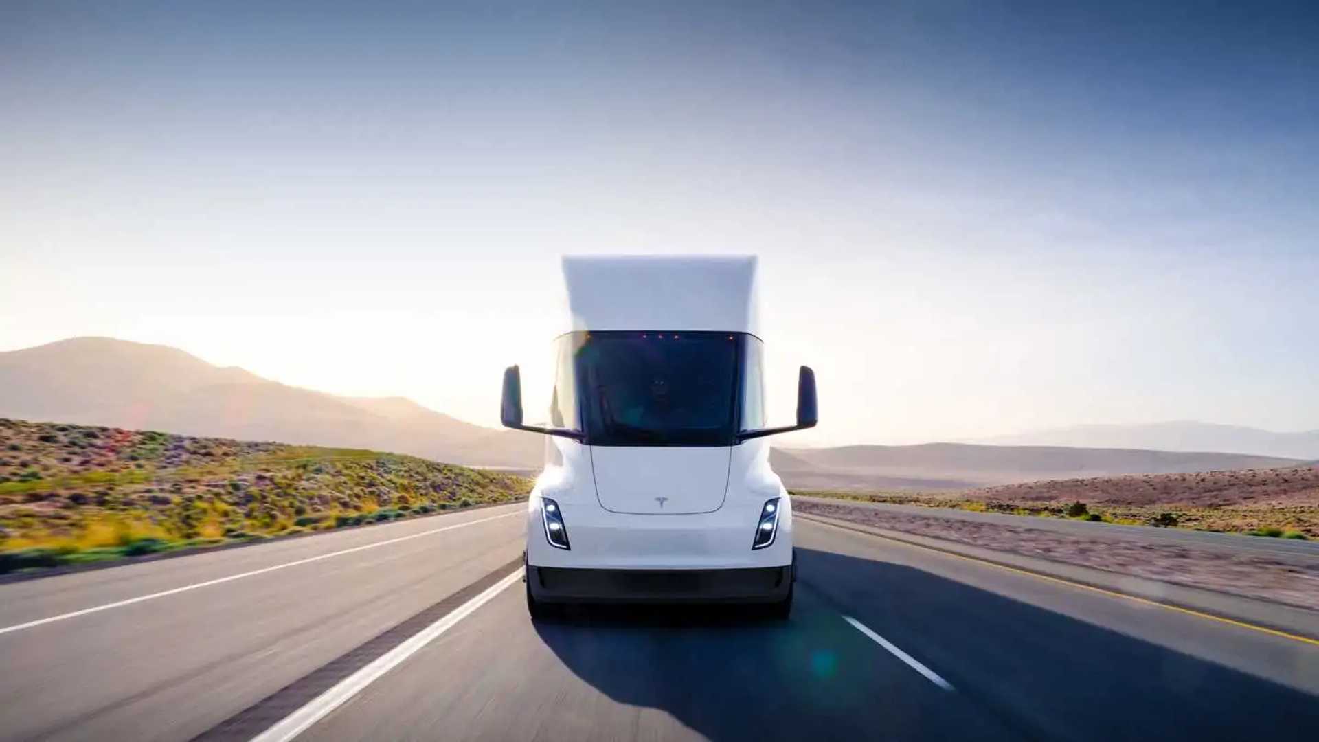 أول محطة شحن عامة لـ Tesla Semi تخيب الآمال في وعود القوة