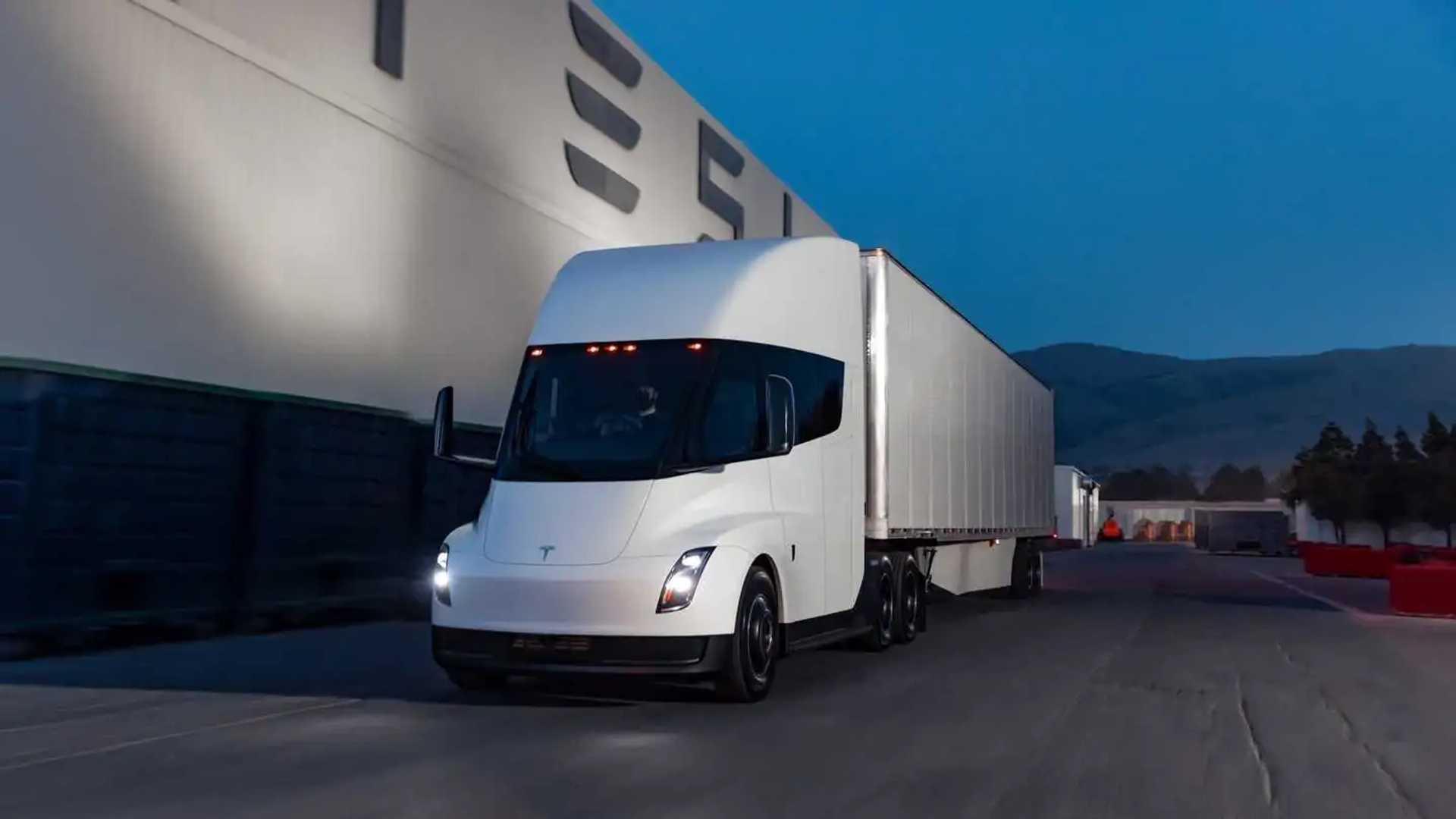 أول محطة شحن عامة لـ Tesla Semi تخيب الآمال في وعود القوة