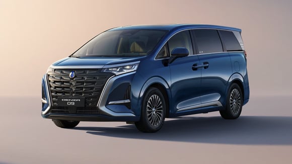 Denza annonce l'arriv&eacute;e en France du monospace D9 hybride rechargeable qui mise sur le confort et l&rsquo;usage, avec jusqu&rsquo;&agrave; 210 km en mode &eacute;lectrique et pr&egrave;s de 950 km d&rsquo;autonomie combin&eacute;e.  &copy; Denza
