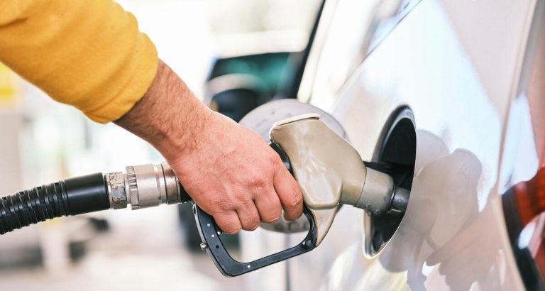 Vers une baisse des prix du carburant en France : les enjeux géopolitiques en ligne de mire