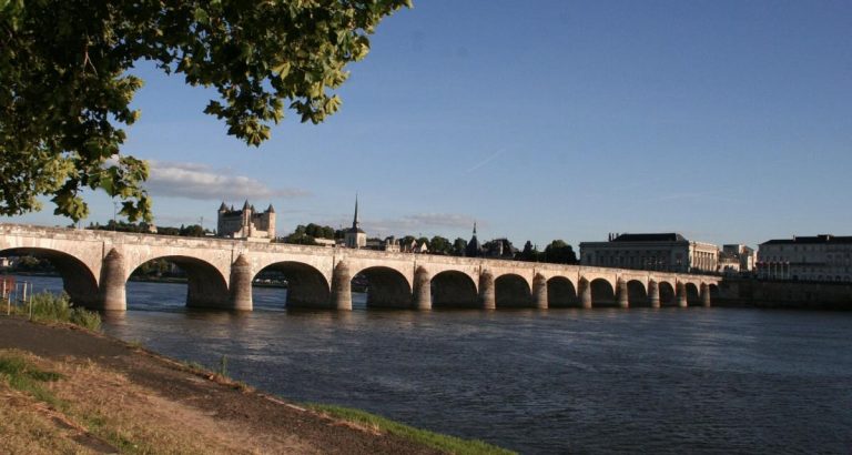 Un homme échappe à ses ravisseurs en sautant d’un pont