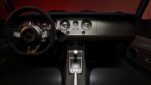 L'habitacle se veut tr&egrave;s &eacute;pur&eacute; mais quelques d&eacute;tails trahissent des concessions forc&eacute;es &agrave; la modernit&eacute;. &copy; Morgan