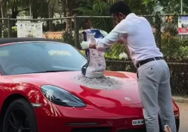 À Bengaluru, une Porsche Boxster rebouche un nid-de-poule