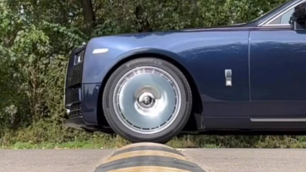 La Rolls-Royce Phantom : la sérénité à toute vitesse face aux ralentisseurs