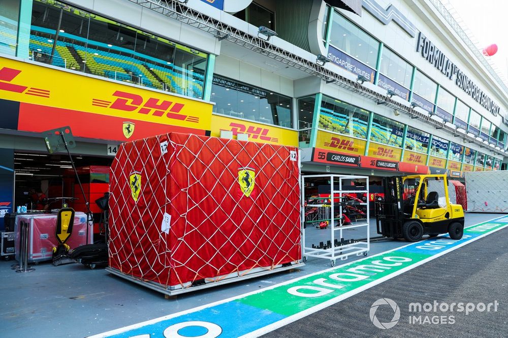 Des caisses d'&eacute;quipements Ferrari dans la voie des stands.