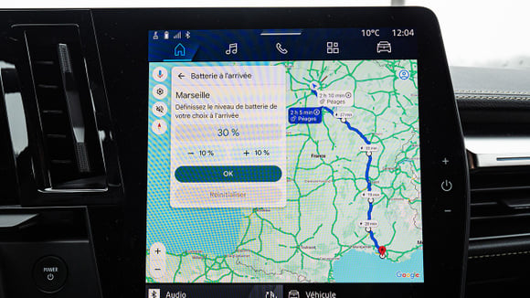 Google Maps planifie d&eacute;sormais les trajets en voiture &eacute;lectrique avec arr&ecirc;ts recharge automatiques via Android Auto, gr&acirc;ce &agrave; des calculs bas&eacute;s sur l&rsquo;IA. &copy; DL