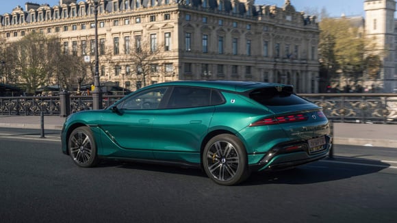 Avec son style de break de chasse et ses performances &eacute;bouriffantes, notamment sa charge ultra-rapide, Denza a le Porsche Taycan Sport Turismo en ligne de mire.  &copy; Denza