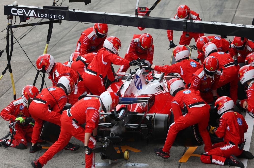 L'arr&ecirc;t au stand de Charles Leclerc au Japon.