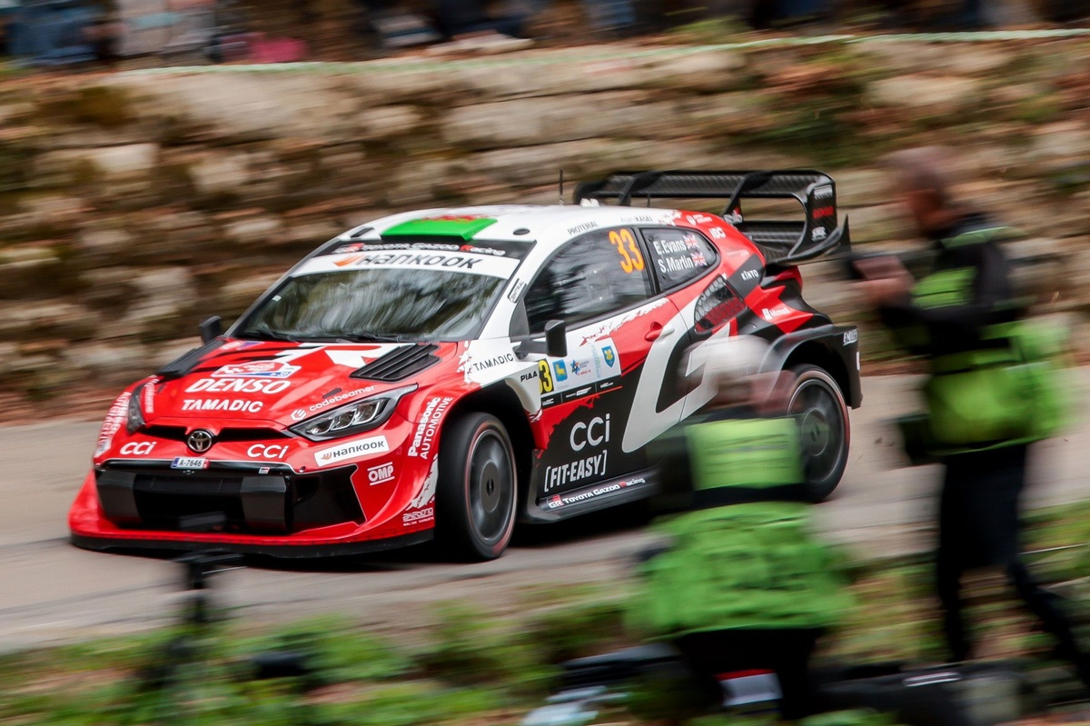 Elfyn Evans perd pied dans le rallye croate