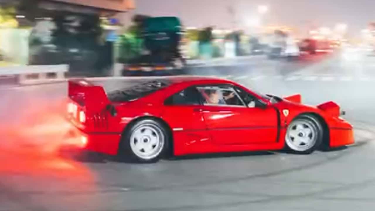 Hamilton s’éclate en drift au volant de la Ferrari F40