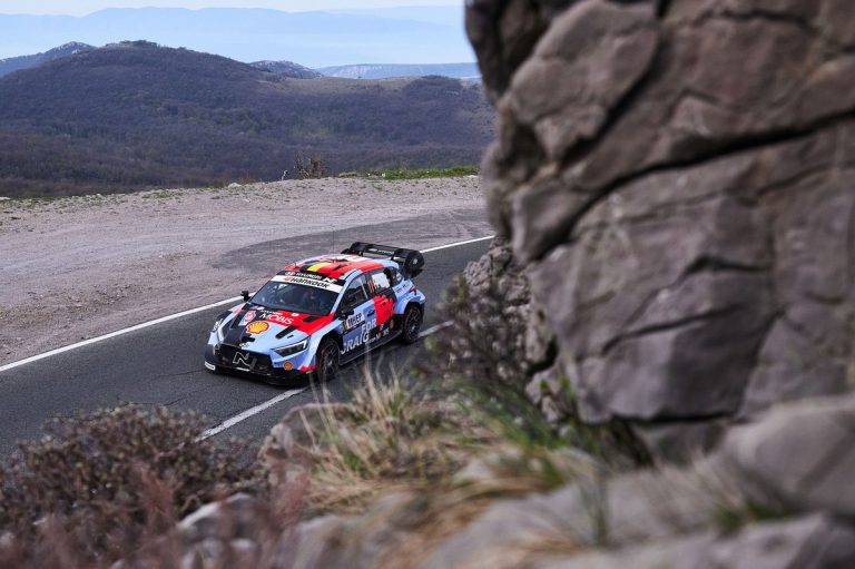 Neuville s’impose après un festival de crevaisons