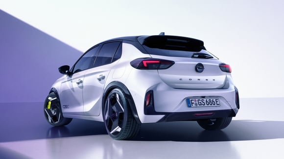 L'Opel Corsa GSE bénéficie d'un kit carrosserie spécifique reposant sur des arches de roues rapportées et des boucliers  redessinés. © Opel