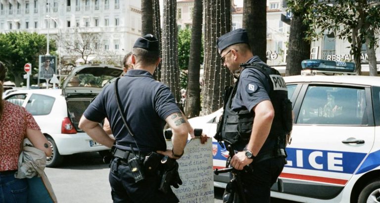 Marseille : l’interpellation d’un conducteur de moto dégénère en blocage de voiture de police