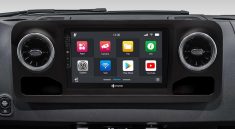Un autoradio connecté high-tech pour les Sprinter W907 chez Dynavin