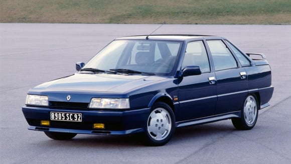 Lors de sa commercialisation, la R21 2.0L Turbo n'avait rien de la voiture "de beauf". © Renault
