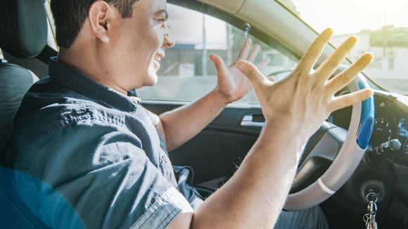 Clignotant oublié, téléphone au volant, agressivité : une étude révèle ce qui énerve le plus les Français sur la route en 2026. © Yayimages