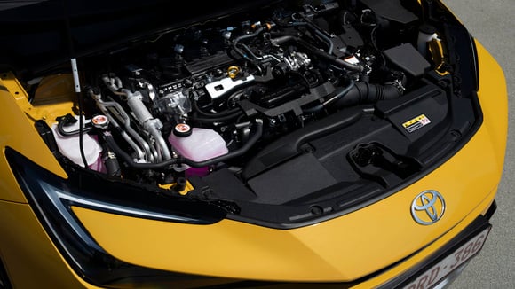 L’hybride était présenté comme une simple étape intermédiaire avant le basculement massif vers le 100 % électrique. Or, dans plusieurs marchés européens, il devient surtout une solution durable aux yeux des automobilistes. © Toyota
