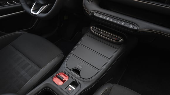 Jeep vante des matériaux de meilleure qualité sur l'Avenger restylé et un contour rouge (photo) autour de la commande du Selec-Terrain. © Jeep