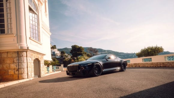 Sous ses airs de batmobile, la Brabuss Bodo cache une base d'Aston Martin Vanquish. © Brabus