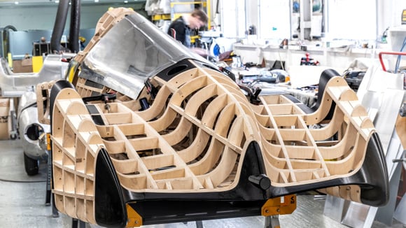 Chaque élément de carrosserie de la Lucca a été formé à la main par les artisans de Crosthwaite & Gardiner. © Audi