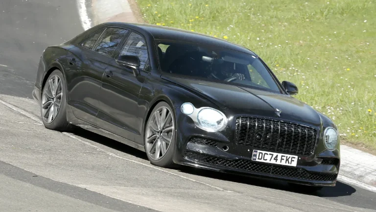 Bentley Flying Spur retouche sa silhouette sans tout dévoiler