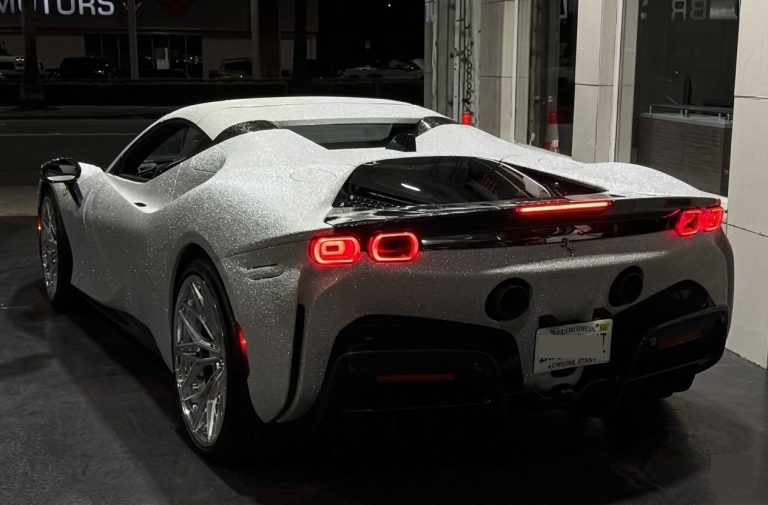 Ferrari SF90 : un covering blanc qui capte tous les regards