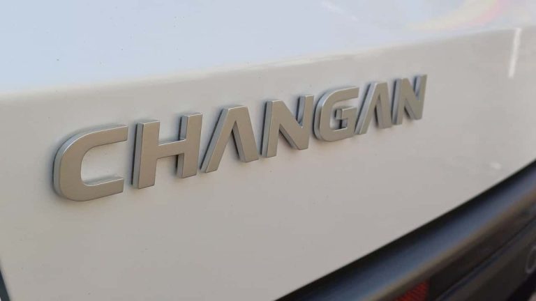Batteries solides : Ganfeng promet 2 000 km d’autonomie et une longévité record