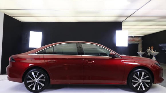 Peugeot avait adapté certains de ses modèles pour le marché chinois, comme cette 508 L rallongée et doté d'une malle, avant de réduire la voilure en raison de ventes décevantes. © Peugeot