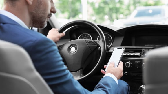 Même si il ferme le top 5, l’usage du téléphone au volant est cité par 53% des conducteurs interrogés. © Yaimages