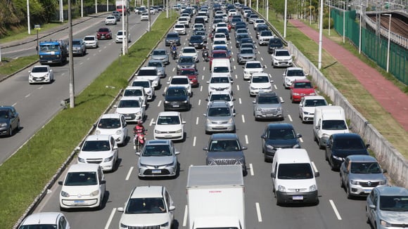Les deux sources de stress les plus citées sont les conducteurs agressifs et les embouteillages, mentionnés respectivement par 52% et 50% des répondants. © Yaimages