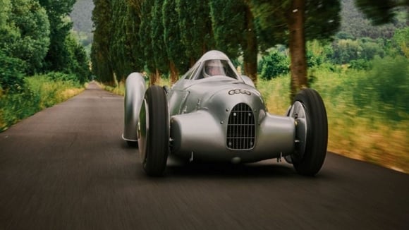 90 ans après le record de la Lucca, sa reproduction a pu rouler sur les routes d'Italie à proximité du lieu du record. © Audi