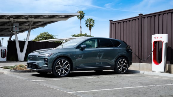 Recharger sa Volvo avec un Superchargeur Tesla sera aussi  simple que sur n'importe quelle autre borne. © Volvo