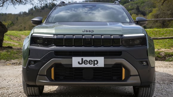 Le haut de la calandre est désormais éclairé. © Jeep