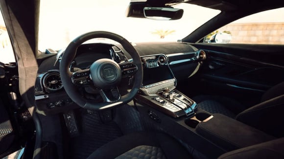 Tout comme l'Aston Martin dont elle dérive, la Bodo est l'une des rares voitures de production à elbarquer Apple CarPlay Ultra. © Brabus