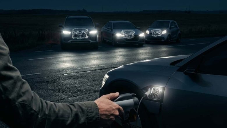 Voitures électriques : les constructeurs font marche arrière et relancent le thermique