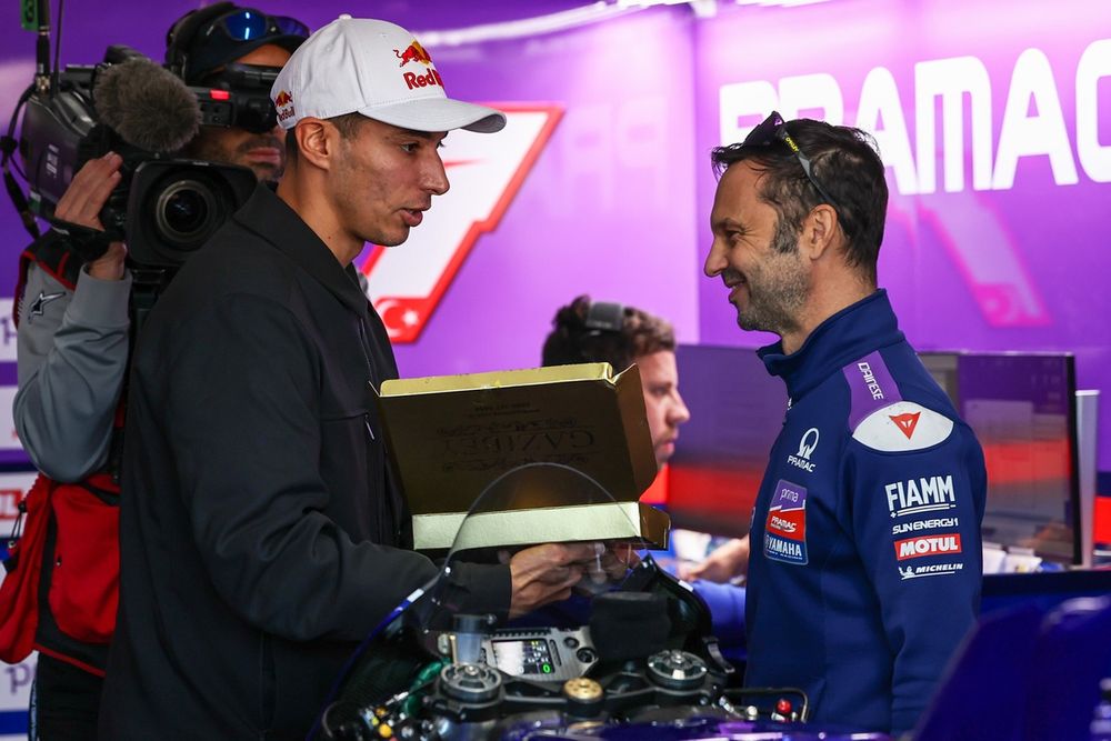 Toprak Razgatlioglu walczy z nową Yamahą w MotoGP. "Motocykl na razie mu nie pozwala" image 2