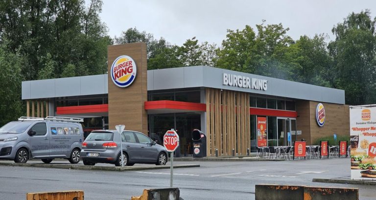 Nantes : ivre, il échoue sur le muret d’un Burger King et veut repartir