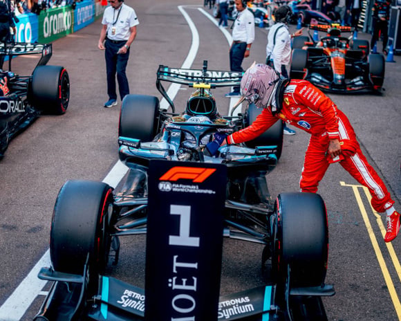 Kimi Antonelli (Mercedes AMG) salué par Lewis Hamilton (Scuderia Ferrari) au Grand Prix de Monaco 2026.