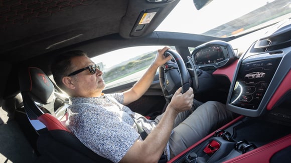 Le niveau de puissance de beaucoup de sportives actuelles comme cette Lamborghini Revuelto rend les palettes bien plus rassurantes qu'un levier de vitesses. © Lamborghini