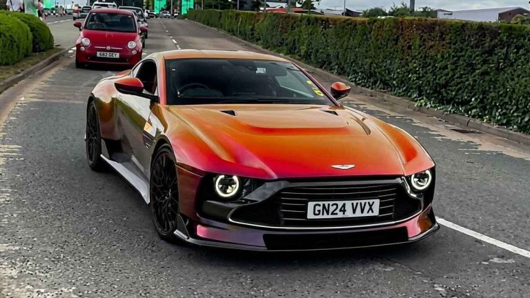 Aston Martin Valour : une robe qui joue avec la lumière