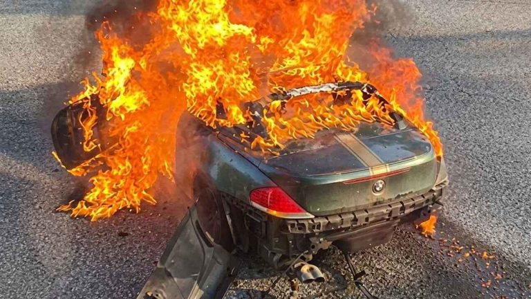 BMW Série 6 cabriolet en flammes sur une voie rapide à Singapour