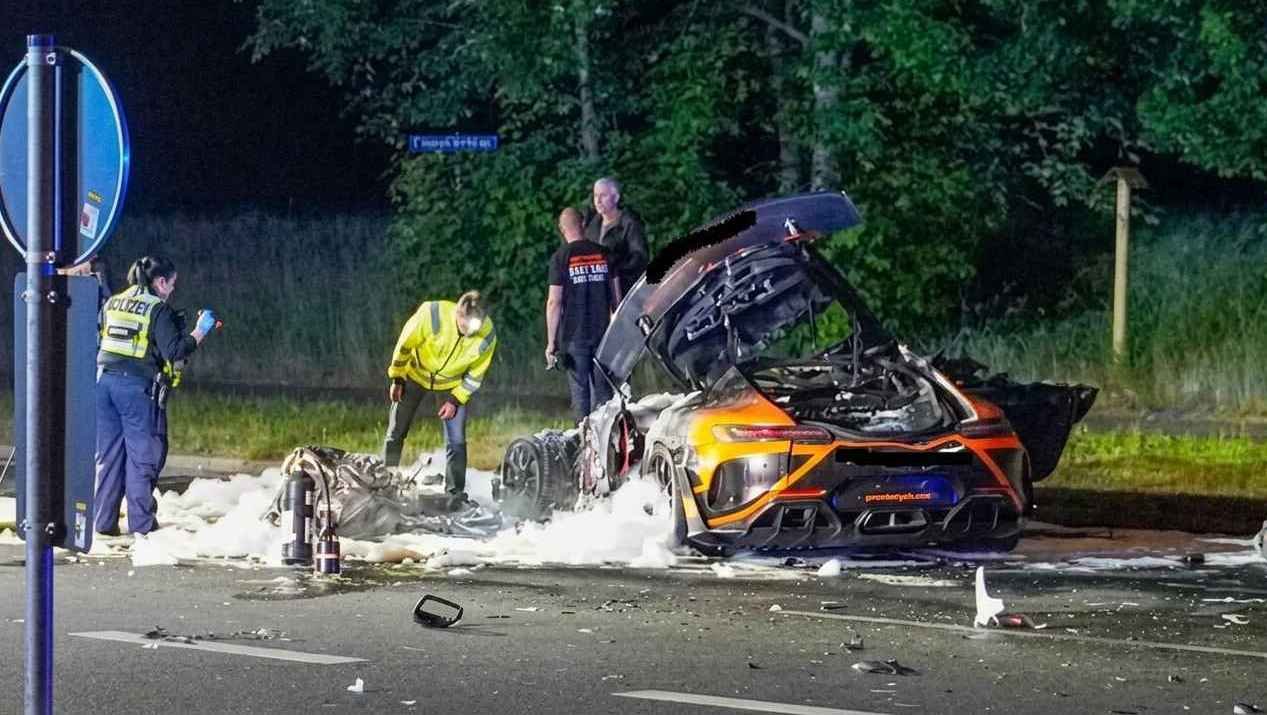 Germania: tragico incidente tra Mercedes-AMG GT R e moto, un morto