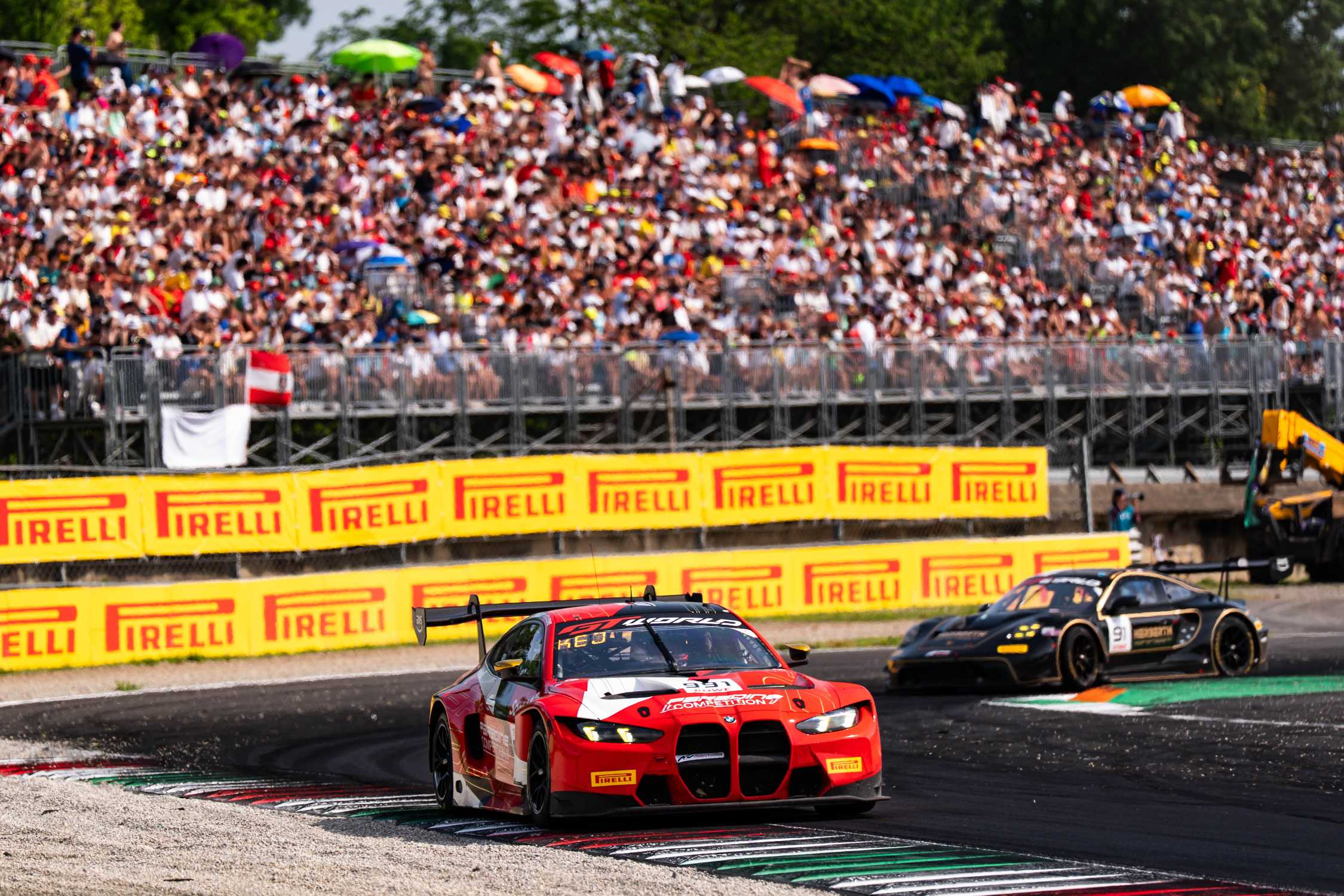 BMW M4 GT3 EVO's pech en veerkracht op Monza image 5