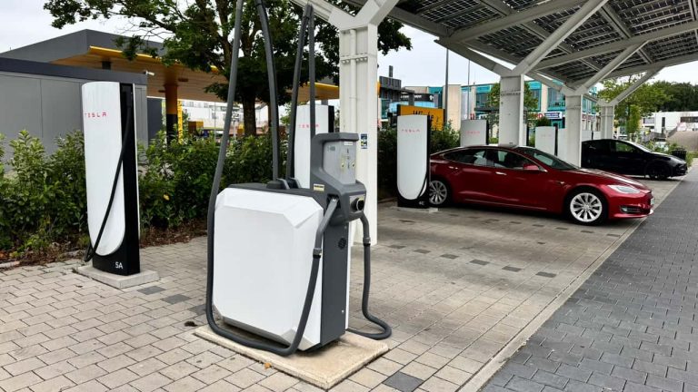 Tesla transforme ses Superchargeurs en aires de service complètes