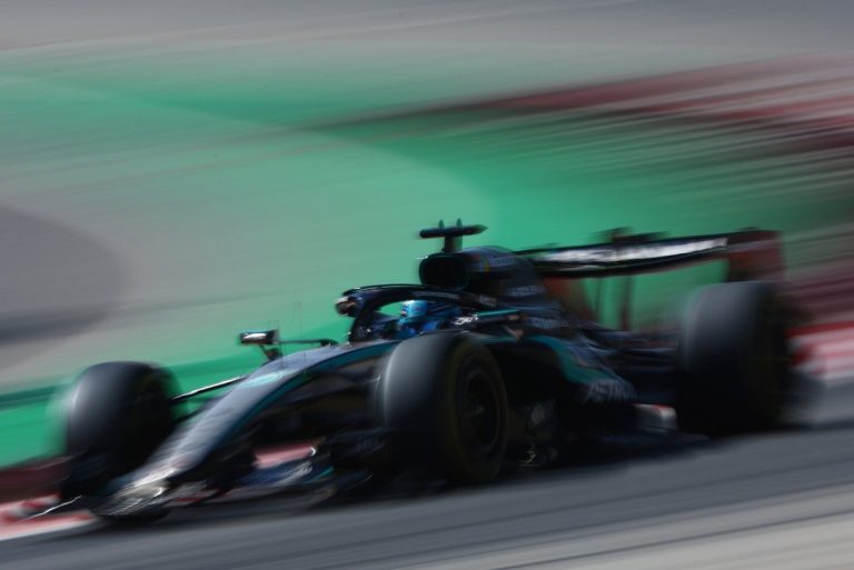 Formule 1 : Russell prend les commandes, Antonelli s’agace du trafic à Montmeló