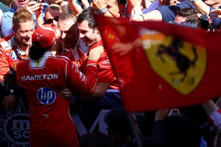 F1 : Hamilton s’offre une première victoire chez Ferrari, le président Elkann savoure