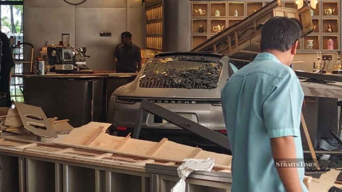 Une Porsche s’encastre dans un hall d’hôtel en Malaisie : que s’est-il passé ?