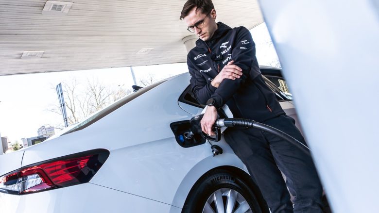 Le clac salvateur : cette invention centenaire évite le gaspillage à la pompe
