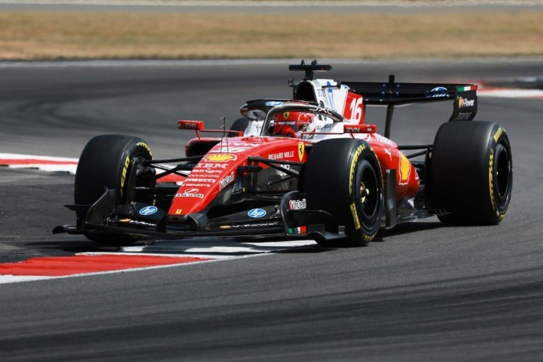 F1 2026 : Antonelli se fait surprendre au départ, Leclerc prend les commandes à Silverstone