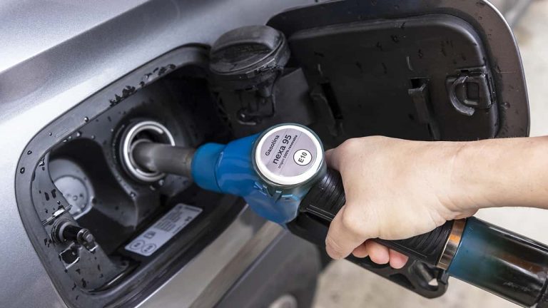 BMW et Toyota testent l’essence verte : une solution pour les thermiques ?